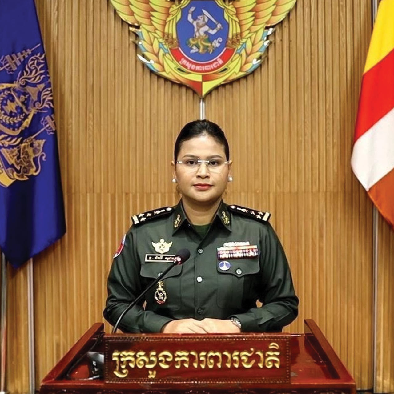 លោកជំទាវ ឧត្តមសេនីយ៍ឯក ម៉ាលី សុជាតា អនុរដ្ឋលេខាធិការ និងជាអ្នកនាំពាក្យក្រសួងការពារជាតិ 